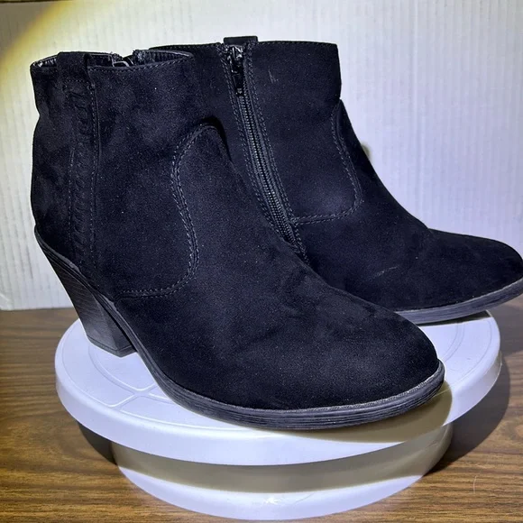 BOOT SALE Hot tomato black booties size 8.5 M black suede 3” heel - Picture 2 of 5